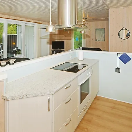Дом отдыха Beach Front Home In Blavand With Sauna